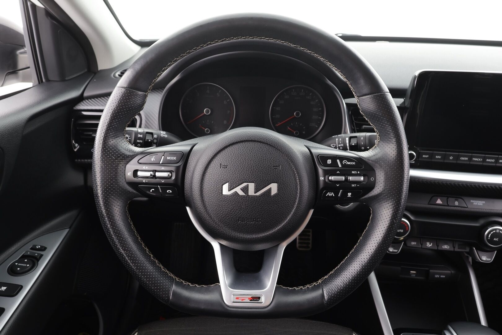Kia Stonic 2022 1,0 T-GDI Mild-Hybrid 120hv GT-Line DCT * ACC / P.Kamera / Navi / Lohko + Sisäpistoke / LED / BILS * - Suomi-auto / Merkkihuollot / Kahdet renkaat aluvanteilla