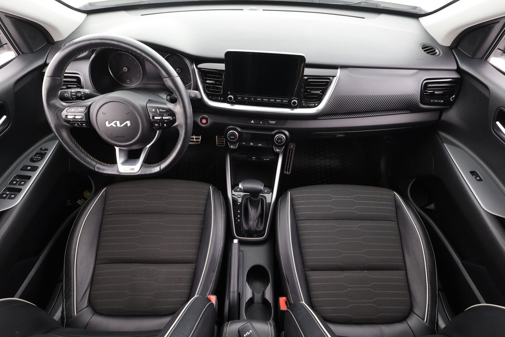 Kia Stonic 2022 1,0 T-GDI Mild-Hybrid 120hv GT-Line DCT * ACC / P.Kamera / Navi / Lohko + Sisäpistoke / LED / BILS * - Suomi-auto / Merkkihuollot / Kahdet renkaat aluvanteilla