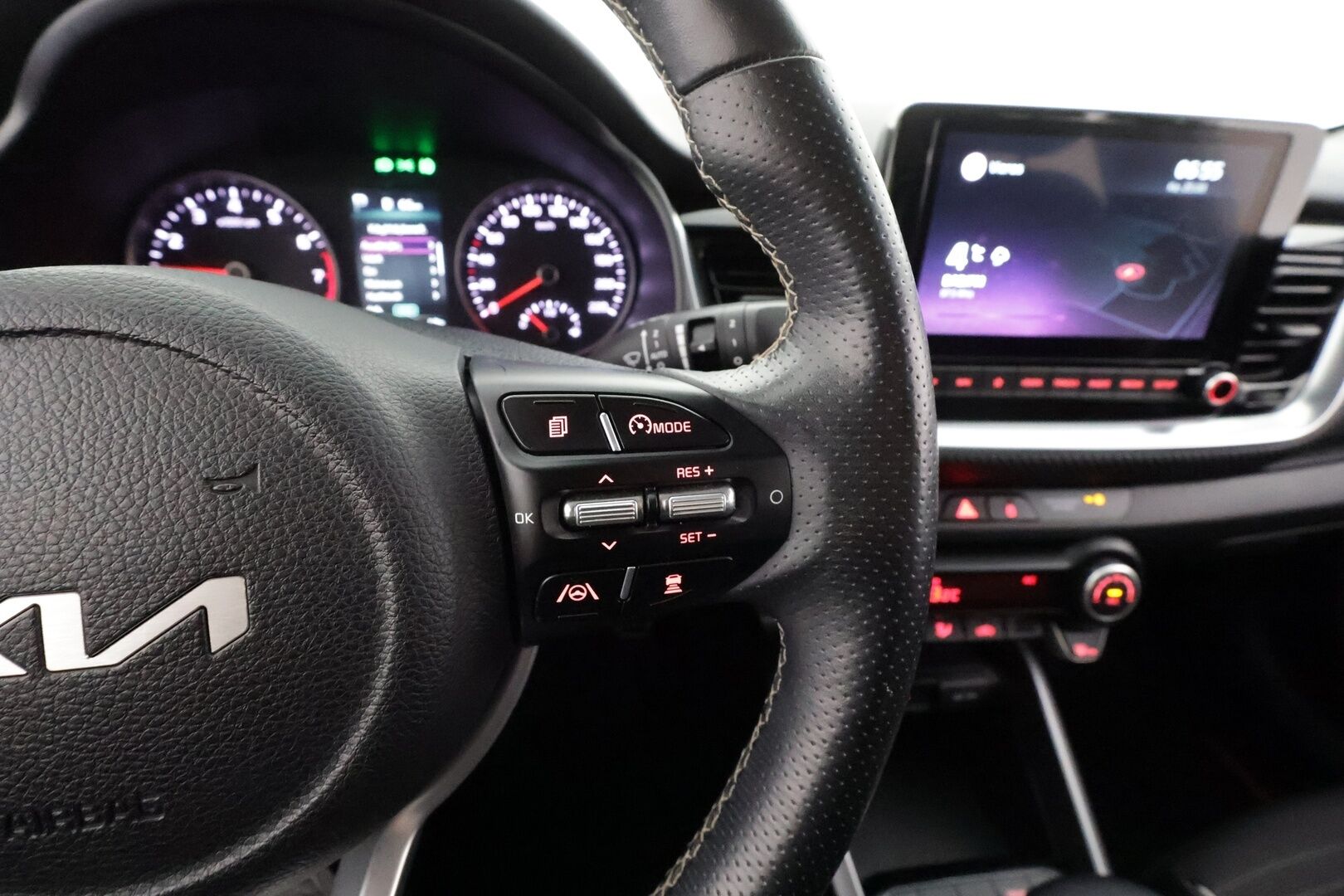 Kia Stonic 2022 1,0 T-GDI Mild-Hybrid 120hv GT-Line DCT * ACC / P.Kamera / Navi / Lohko + Sisäpistoke / LED / BILS * - Suomi-auto / Merkkihuollot / Kahdet renkaat aluvanteilla