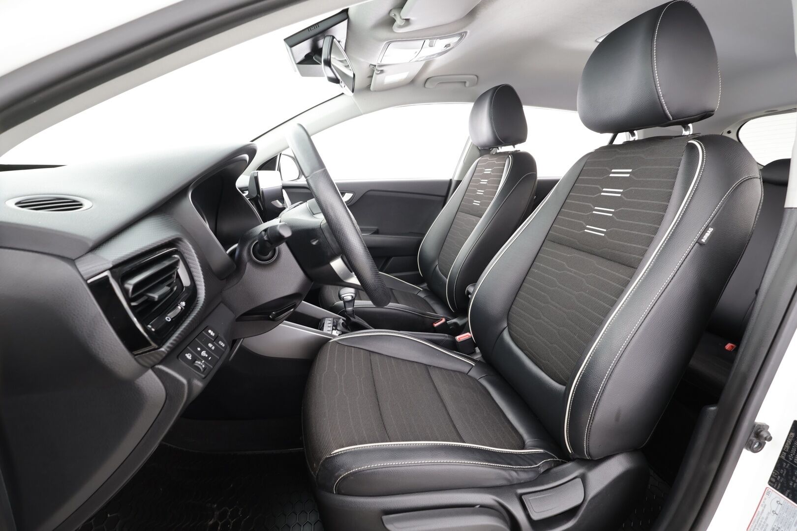 Kia Stonic 2022 1,0 T-GDI Mild-Hybrid 120hv GT-Line DCT * ACC / LED / P.Kamera / Sisätilanlämmitin / Navi / Keyless * - Suomi-auto / Merkkihuollot / Kahdet renkaat aluvanteilla