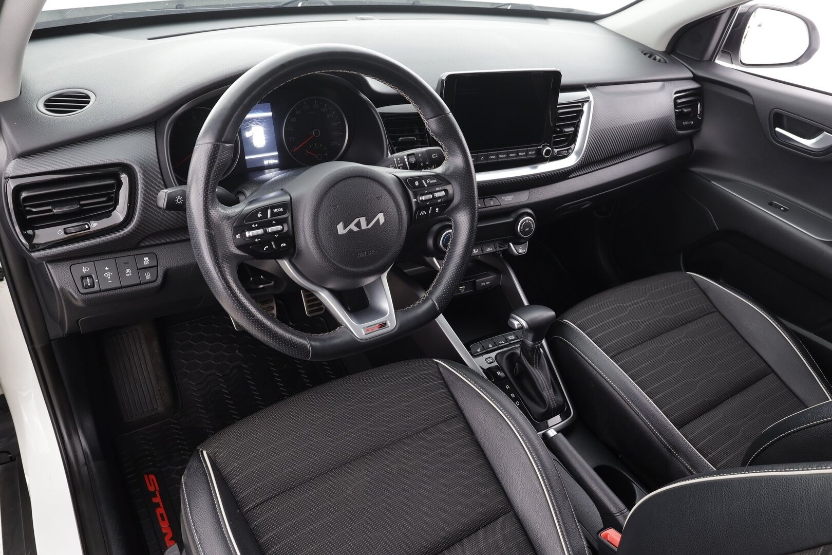 Kia Stonic 2022 1,0 T-GDI Mild-Hybrid 120hv GT-Line DCT * ACC / LED / P.Kamera / Sisätilanlämmitin / Navi / Keyless * - Suomi-auto / Merkkihuollot / Kahdet renkaat aluvanteilla