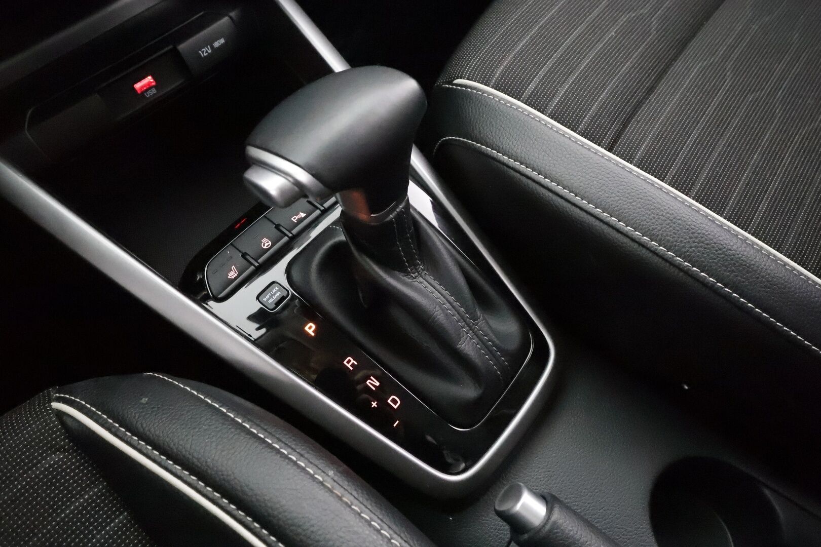 Kia Stonic 2022 1,0 T-GDI Mild-Hybrid 120hv GT-Line DCT * ACC / P.Kamera / Navi / Lohko + Sisäpistoke / LED / BILS * - Suomi-auto / Merkkihuollot / Kahdet renkaat aluvanteilla