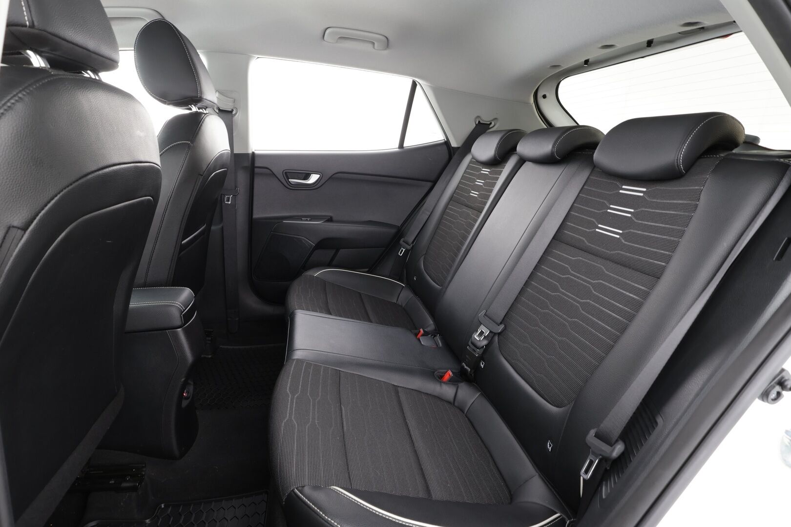 Kia Stonic 2022 1,0 T-GDI Mild-Hybrid 120hv GT-Line DCT * ACC / P.Kamera / Navi / Lohko + Sisäpistoke / LED / BILS * - Suomi-auto / Merkkihuollot / Kahdet renkaat aluvanteilla