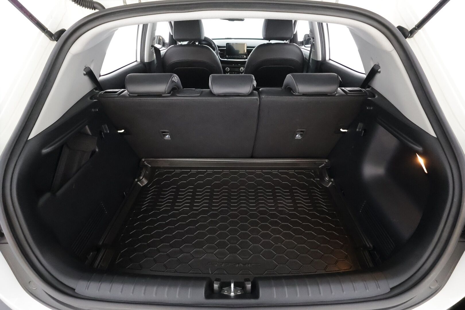 Kia Stonic 2022 1,0 T-GDI Mild-Hybrid 120hv GT-Line DCT * ACC / P.Kamera / Navi / Lohko + Sisäpistoke / LED / BILS * - Suomi-auto / Merkkihuollot / Kahdet renkaat aluvanteilla
