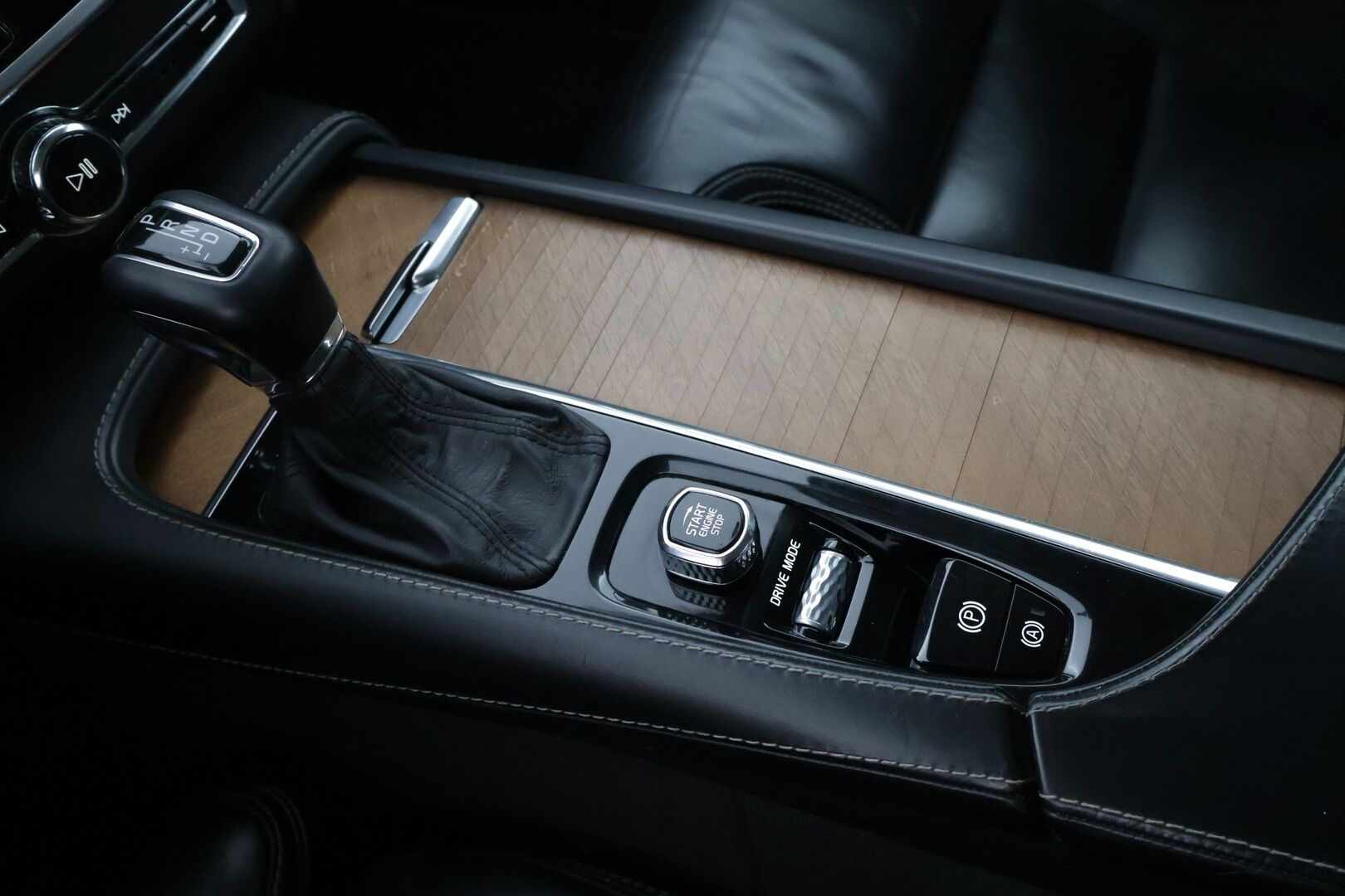 Volvo S90 2018 D4 Inscription aut - * Hyvillä varusteilla / Nahkasisusta / Lämmitettävä tuulilasi / BLIS / Sähköiset penkit muistilla / Peruutuskamera *