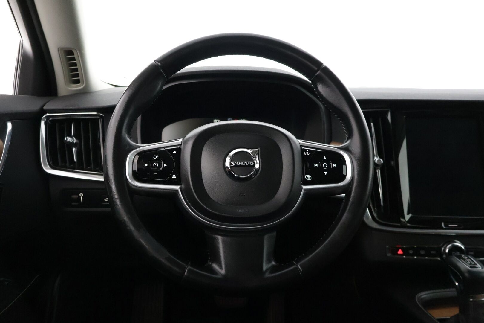Volvo S90 2018 D4 Inscription aut - * Hyvillä varusteilla / Nahkasisusta / Lämmitettävä tuulilasi / BLIS / Sähköiset penkit muistilla / Peruutuskamera *
