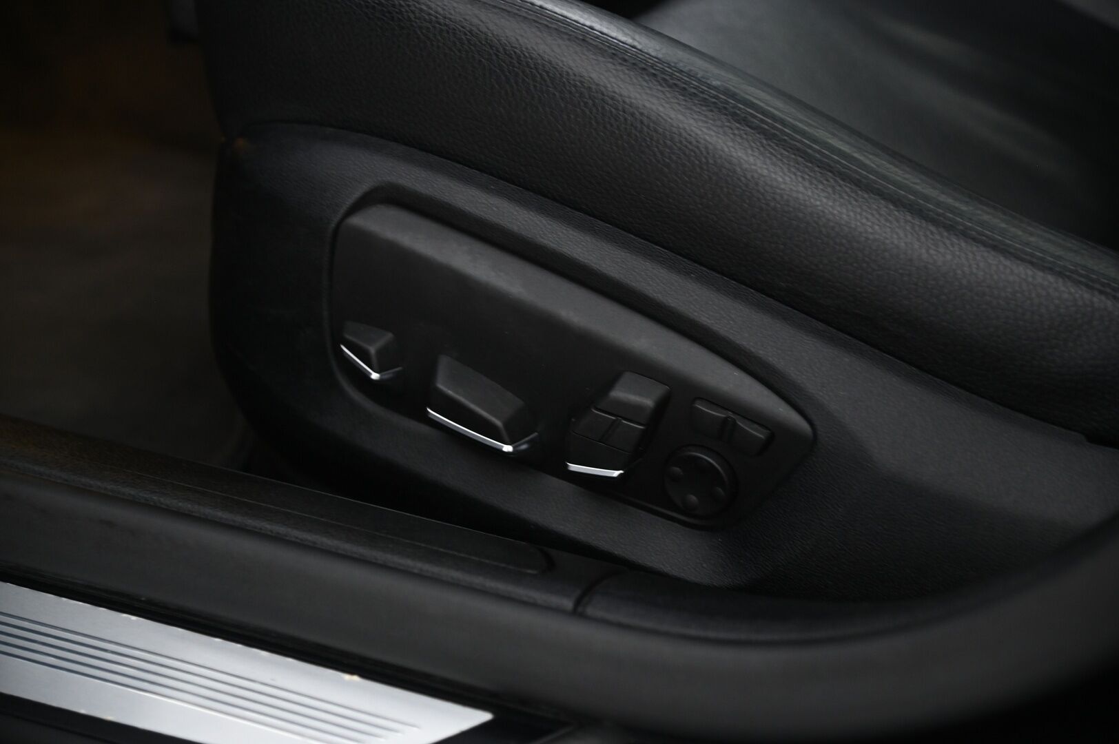 BMW 750d 2013 F02 Sedan 750dL TwinPower Turbo A xDrive M-Sport*HUD / ACC / Digimittaristo / kattoluukku / - *Webasto / Hifi / Soft Close* - HULLUT AVAJAISHULINAT KORKOTARJOUS 3,29 %