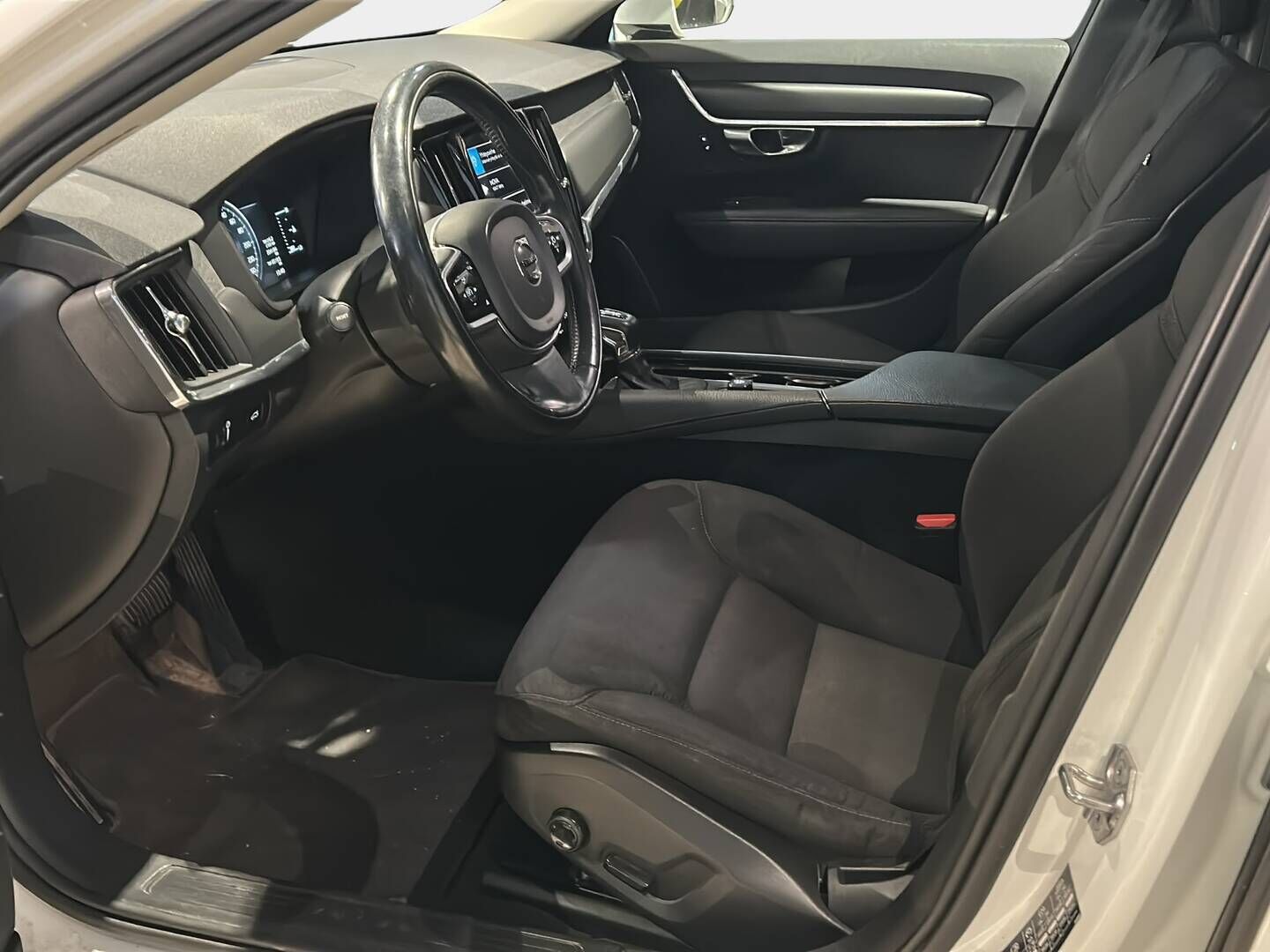 Volvo V90 2017 D3 AWD Momentum aut - Webasto | Adapt.Vakkari | Vetokoukku | Adapt.LED | Peruutustutka | Ratinlämmitys | EI ADBLUE! | Juuri Huollettu!