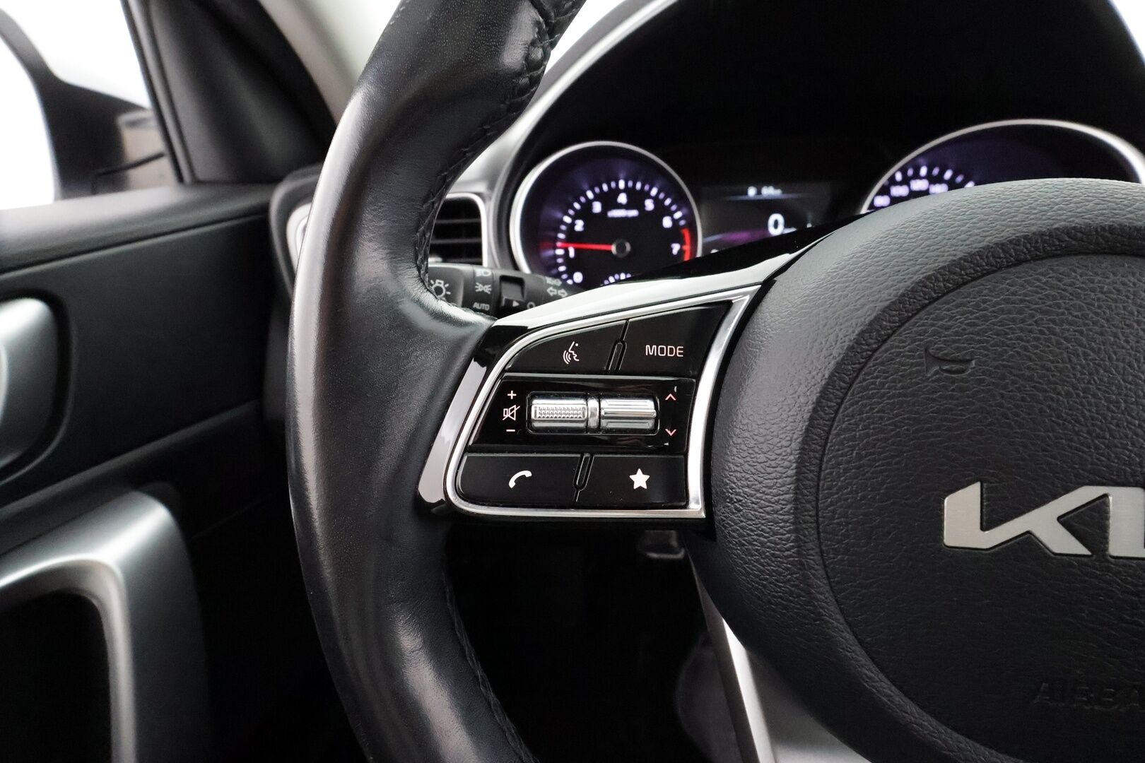 Kia Ceed 2022 1,0 T-GDI 100hv LX 5D * Vakkari / P.kamera / Kaistavahti / Ratinlämmitin / Apple&Android * - Suomi-auto / 2xRenkaat / Merkkihuollettu