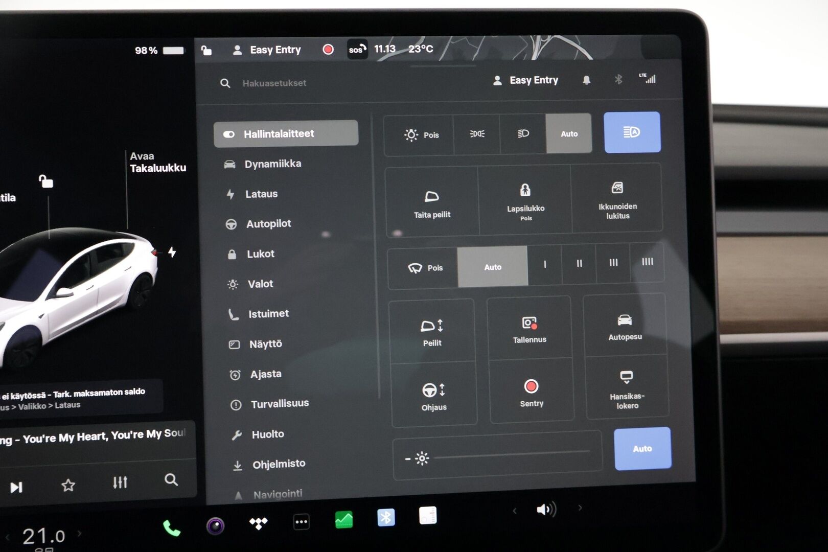 Tesla Model 3 2021 Standard Range Plus *Refresh /Lämpöpumppu /  Lasikatto / Autopilot / Musta nahkasisusta*