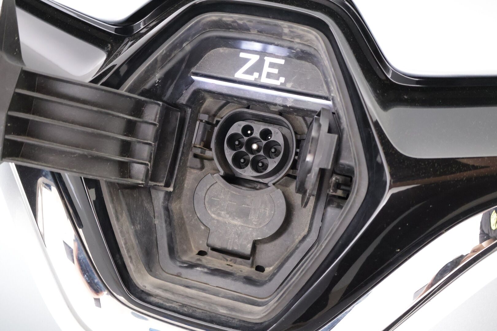 Renault Zoe 2020 Z.E. 50 R135 Intens * BLIS / Navi / P-Kamera / Keyless / Vakkari / Puolinahkasisusta * - * Kahdet vanteet & renkaat / Merkkihuollot *