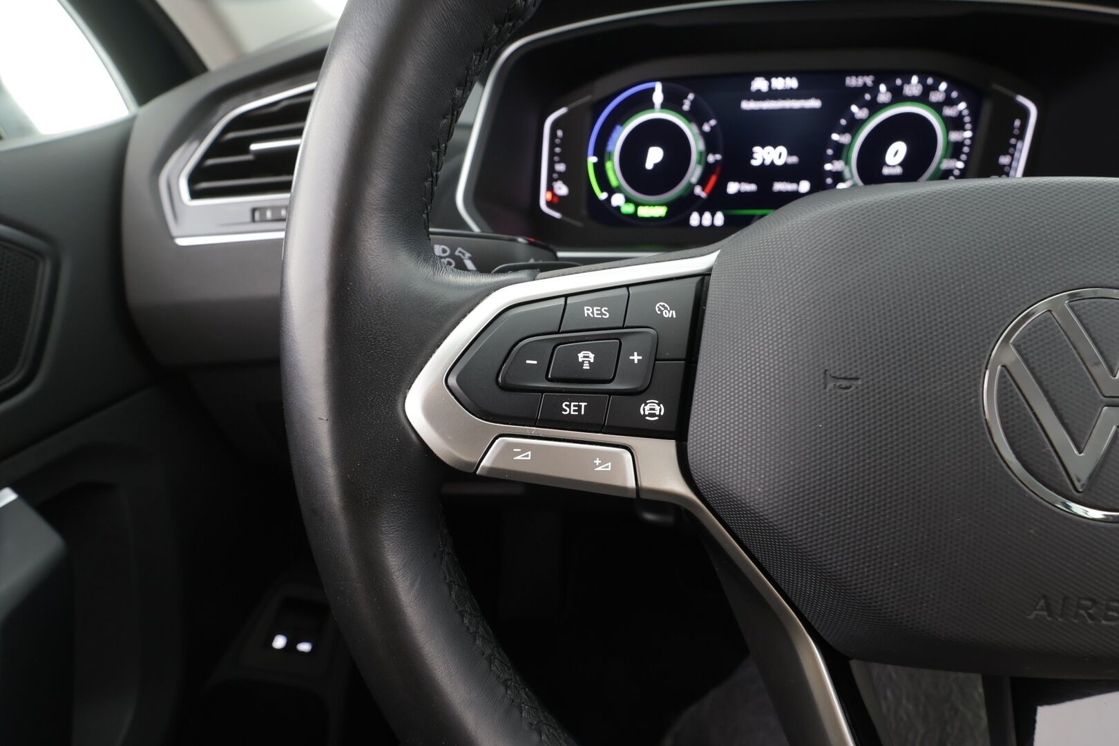 Volkswagen Tiguan 2022 Style eHybrid 180 kW DSG-automaatti - | ACC | Matrix-LED | P.Kamera | Kaistavahti | Keyless | Apple&Android | Digimittaristo | Facelift | 1-om Suomi-auto | 2x Latauskaapelit | Kahdet renkaat | Merkkihuollot |