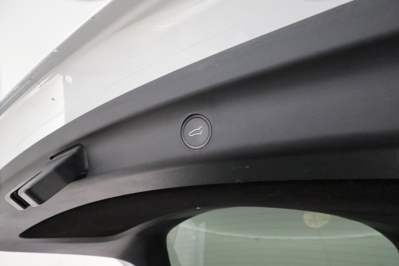 Tesla Model Y 2022 Long Range Dual Motor / 1.Om Suomi-auto / Autopilot / 2xVanteet / Vetokoukku / TULOSSA - 3,99 % KORKOTARJOUS TÄHÄN AUTOON 31.8. ASTI! - 