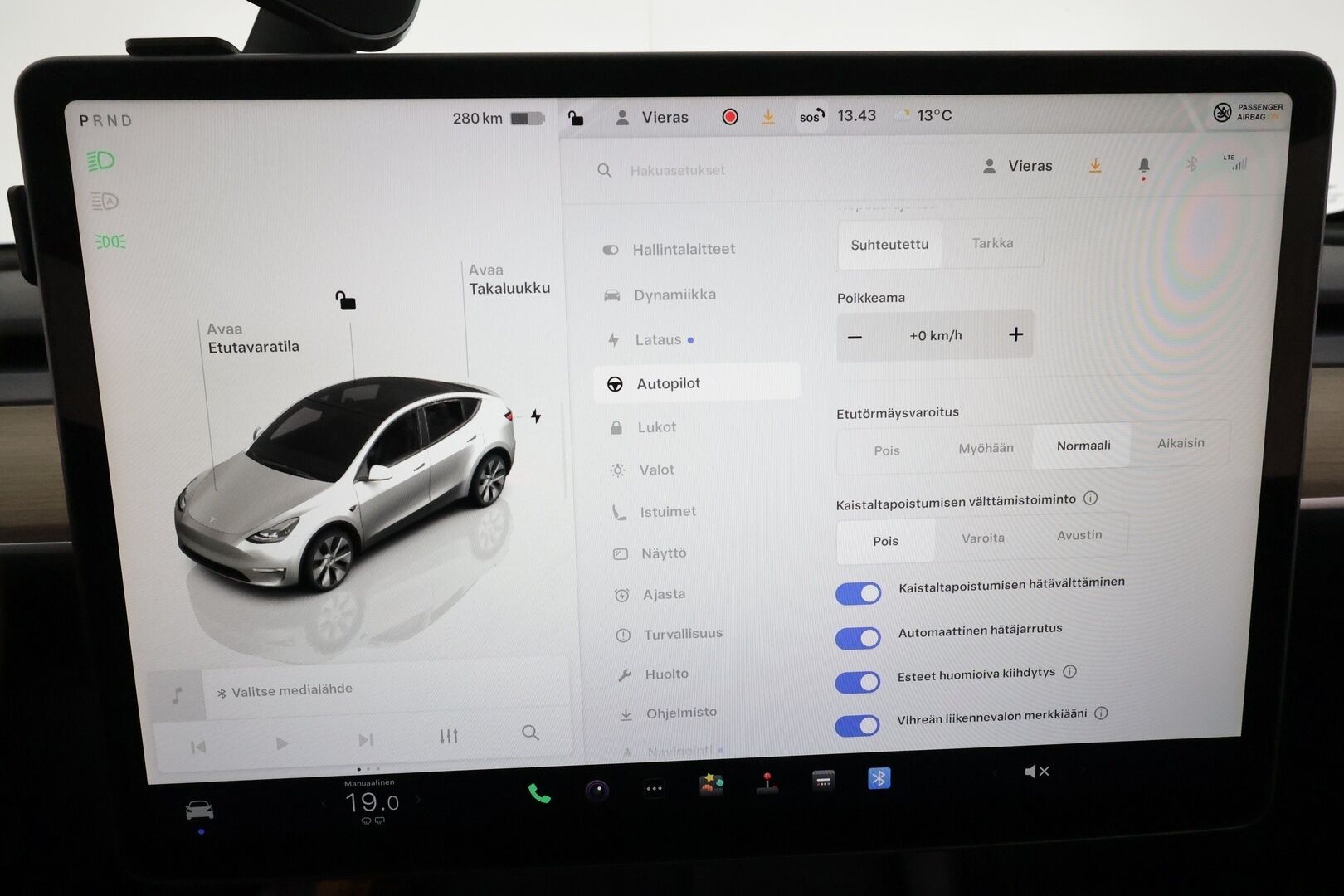 Tesla Model Y 2022 Long Range Dual Motor / 1.Om Suomi-auto / Autopilot / 2xVanteet / Vetokoukku / TULOSSA - 3,99 % KORKOTARJOUS TÄHÄN AUTOON 31.8. ASTI! - 