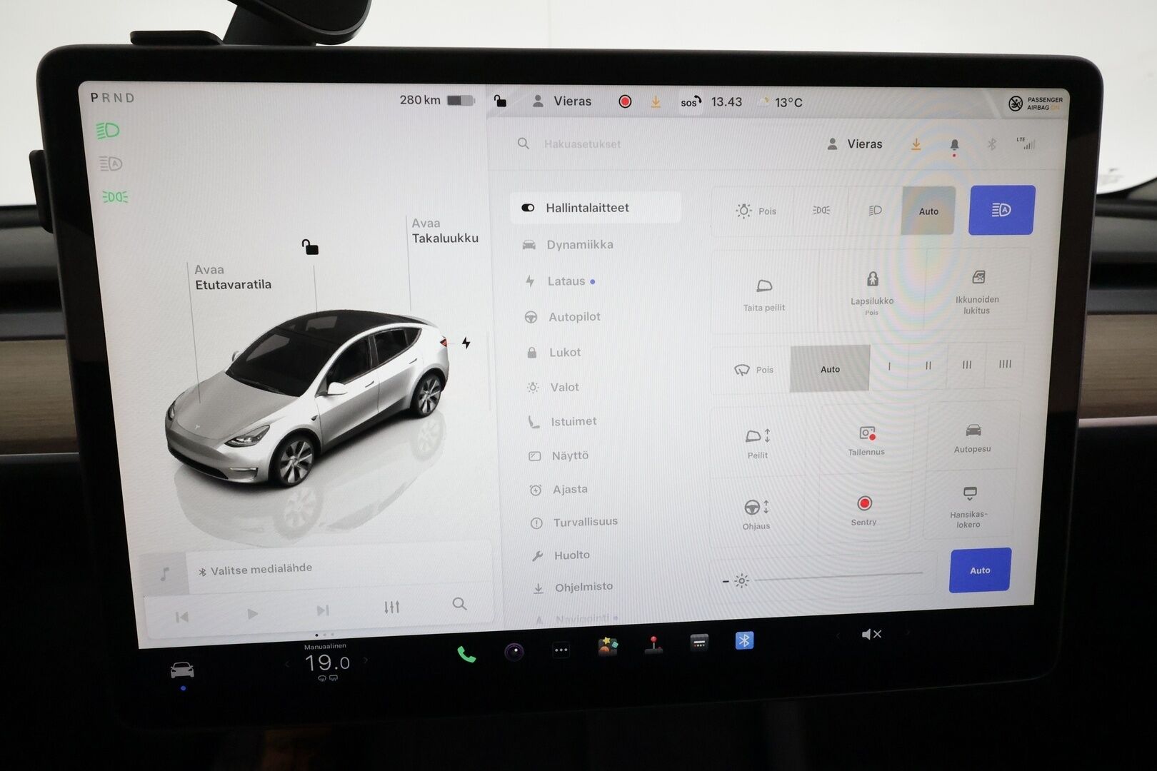 Tesla Model Y 2022 Long Range Dual Motor / 1.Om Suomi-auto / Autopilot / 2xVanteet / Vetokoukku / TULOSSA - 3,99 % KORKOTARJOUS TÄHÄN AUTOON 31.8. ASTI! - 