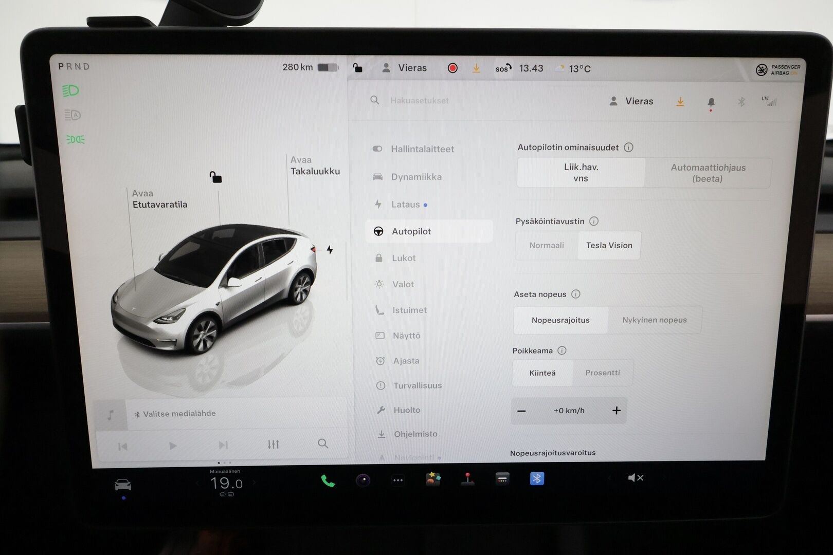 Tesla Model Y 2022 Long Range Dual Motor / 1.Om Suomi-auto / Autopilot / 2xVanteet / Vetokoukku / TULOSSA - 3,99 % KORKOTARJOUS TÄHÄN AUTOON 31.8. ASTI! - 