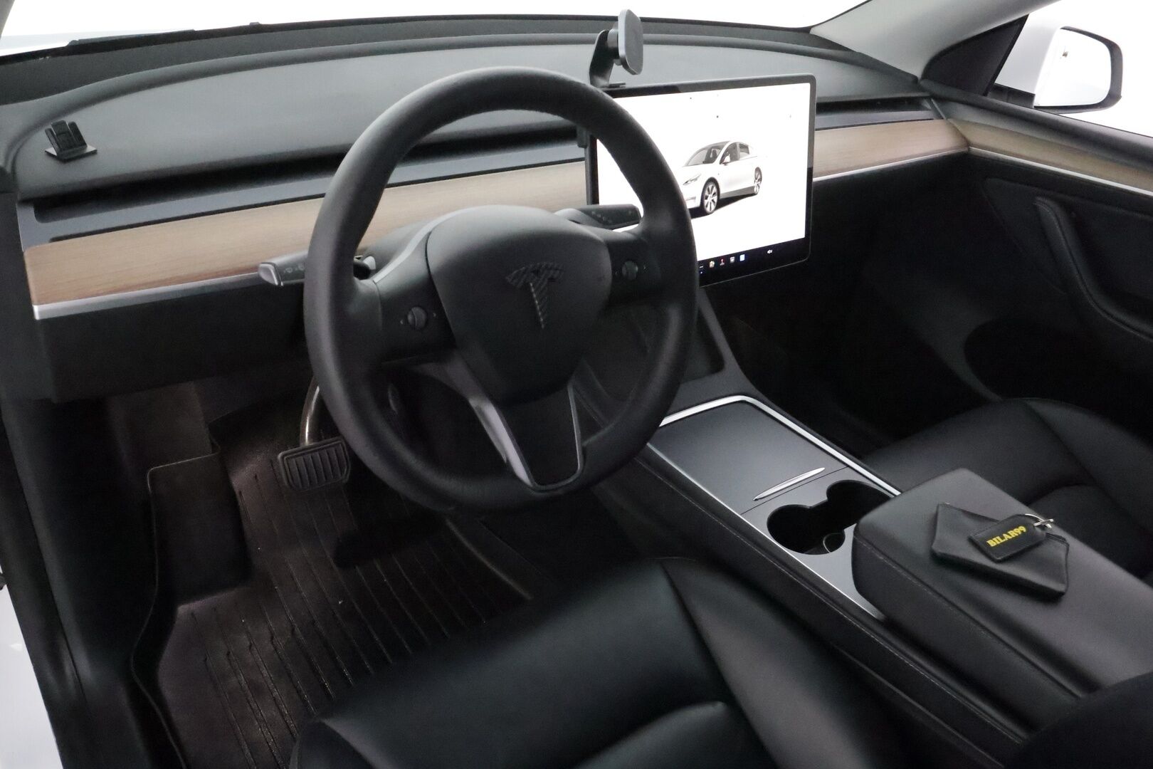 Tesla Model Y 2022 Long Range Dual Motor / 1.Om Suomi-auto / Autopilot / 2xVanteet / Vetokoukku / TULOSSA - 3,99 % KORKOTARJOUS TÄHÄN AUTOON 31.8. ASTI! - 