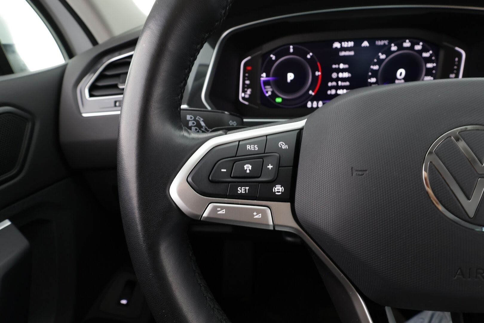 Volkswagen Tiguan 2022 Style Business 2,0 TDI SCR 110 kW 4Motion * Webasto / ACC / Matrix-LED / P.kamera / Hierovat Sportpenkit / Kaistavahti * - 1-om Suomi-auto / Kahdet renkaat