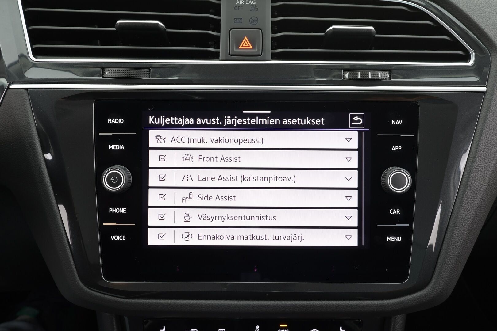 Volkswagen Tiguan 2022 Style Business 2,0 TDI SCR 110 kW 4Motion *Webasto / ACC / Matrix-LED / Kamera / Hierovat Sportpenkit / Kaistavahti* - 1-om Suomi-auto / Kahdet renkaat / Alv / Huippuvarusteet - HULLUT VÄLIPÄIVÄT KORKOTARJOUS 2,49%