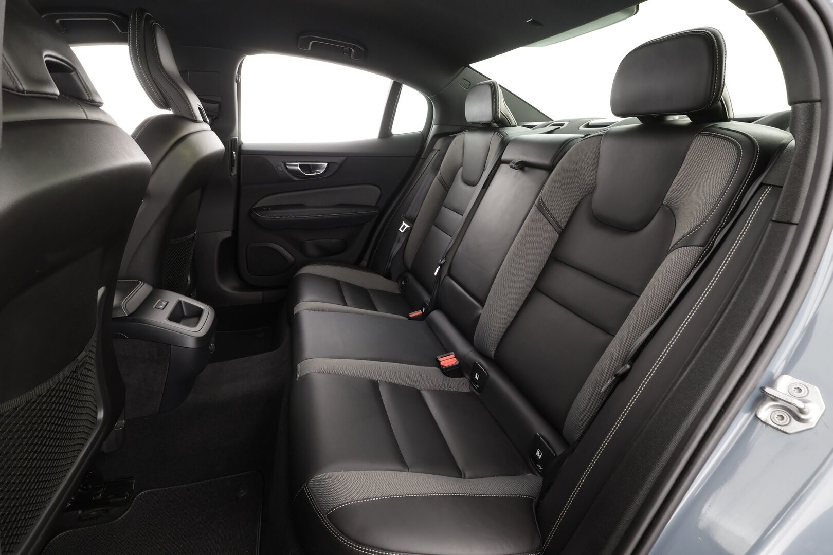 Volvo S60 2022 B5 MHEV Business R-Design Edition aut *  ACC / Webasto / Koukku /  Muistipenkki / P.Kamera / LED / Keyless * - 1.om Suomi-auto / 2x vanteet - HULLUT JOULUT KORKOTARJOUS 2,49% 