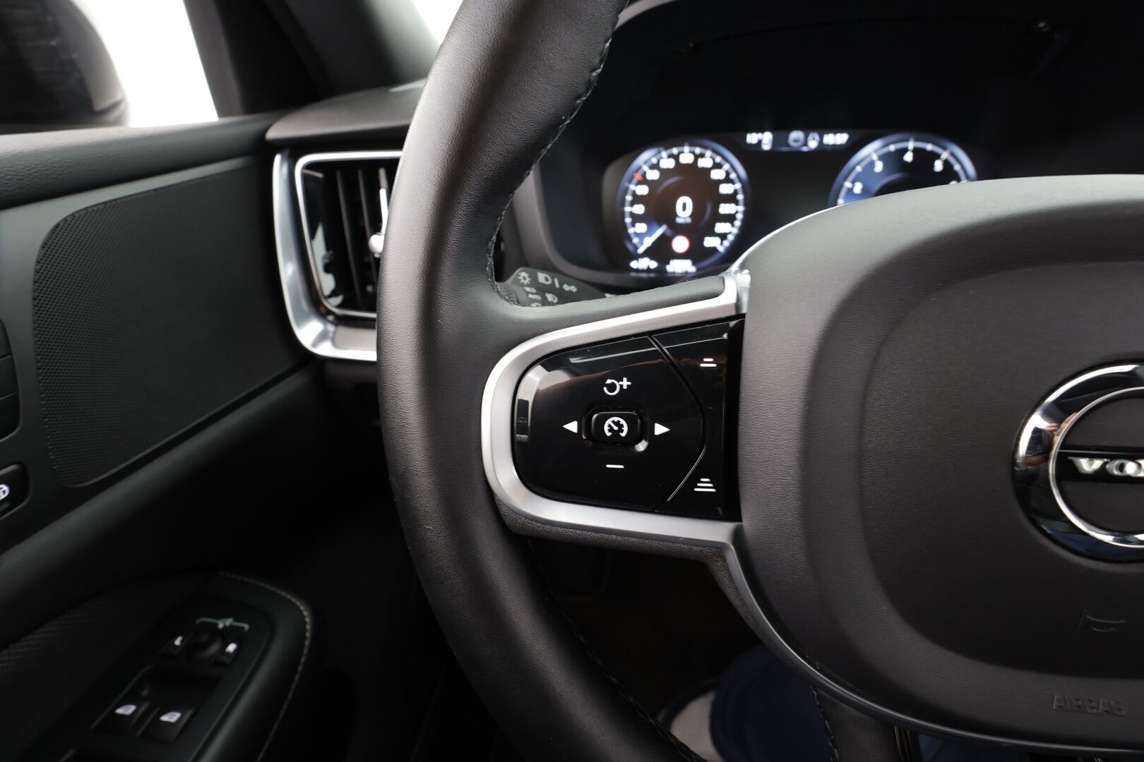 Volvo S60 2022 B5 MHEV Business R-Design Edition aut *  ACC / Webasto / Koukku /  Muistipenkki / P.Kamera / LED / Keyless * - 1.om Suomi-auto / 2x vanteet