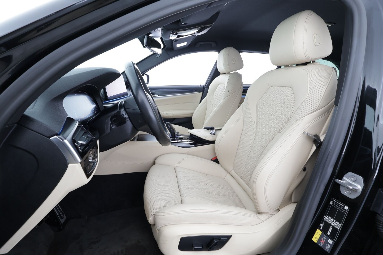 BMW 530 2022 G31 Touring 530e xDrive A Charged Edition M Sport * ACC / Adapt.LED / P.Kamera / HiFi / Navi / Comfort Access * - 1-om Suomi-auto / 2x Latauskaapelit / Merkkihuollot / Kahdet renkaat aluvanteilla - HULLUT AVAJAISHULINAT KORKOTARJOUS 3,29 %