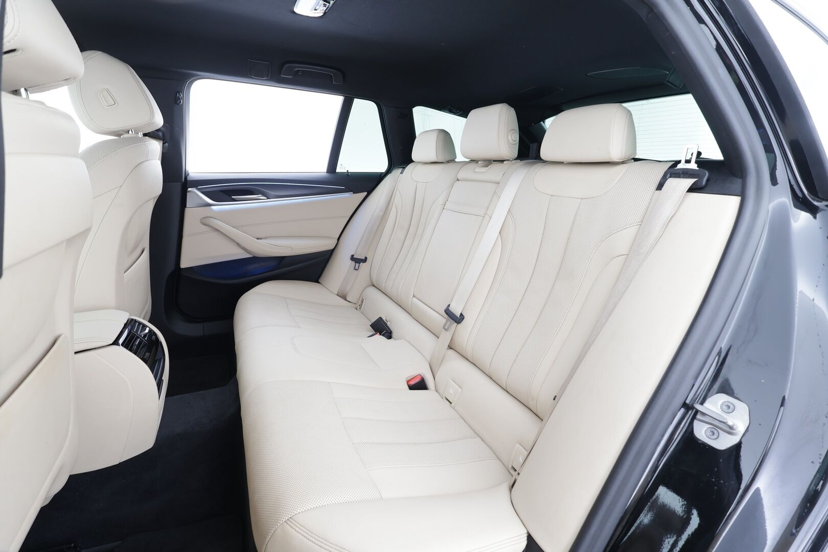 BMW 530 2022 G31 Touring 530e xDrive A Charged Edition M Sport * ACC / Adapt.LED / P.Kamera / HiFi / Navi / Comfort Access * - 1-om Suomi-auto / 2x Latauskaapelit / Merkkihuollot / Kahdet renkaat aluvanteilla - HULLUT AVAJAISHULINAT KORKOTARJOUS 3,29 %