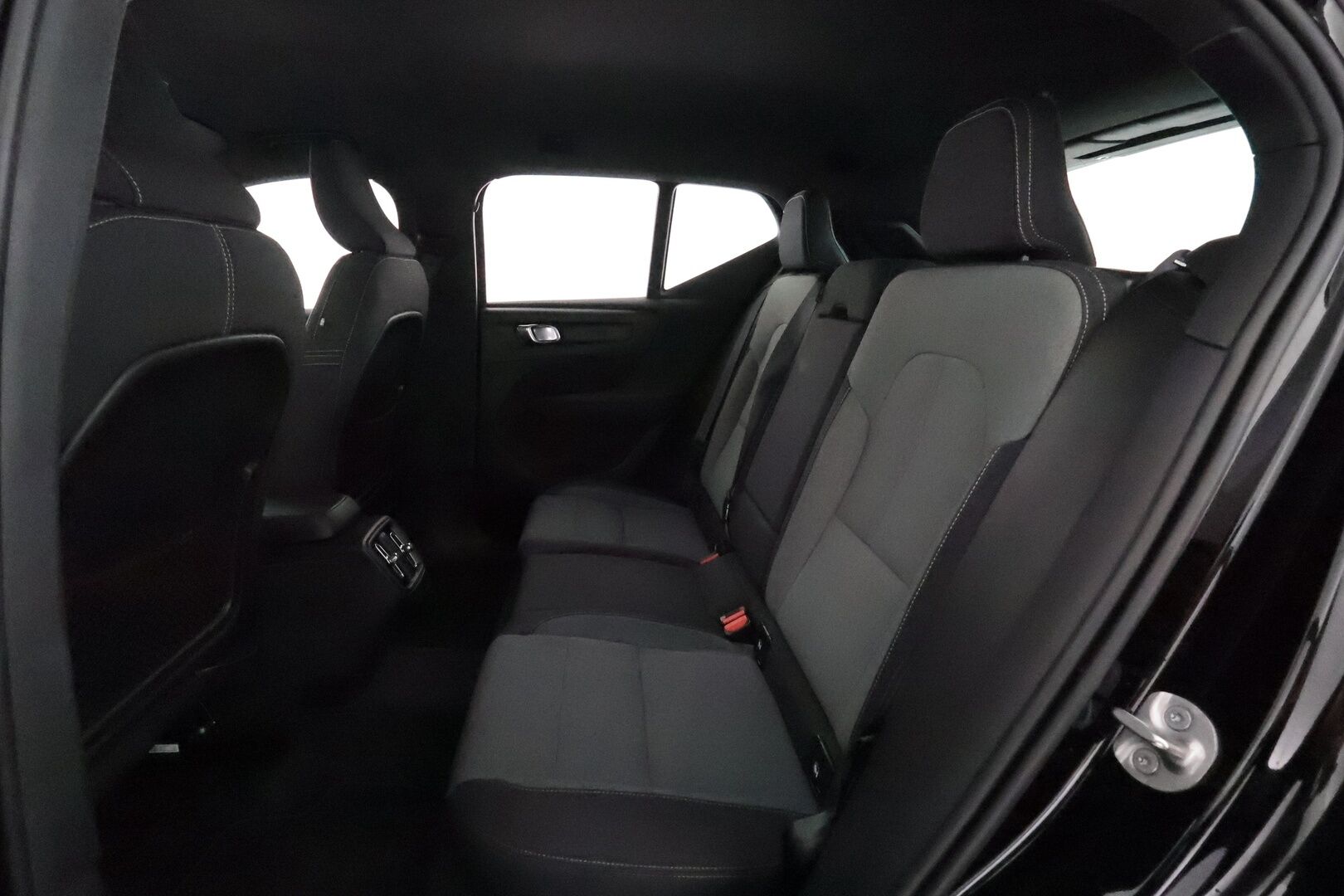 Volvo XC40 2023 B3 MHEV Business Core DCT aut **Vakkari / P.kamera / Facelift / Webasto / Navi / LED** - 3,99 % KORKOTARJOUS TÄHÄN AUTOON - 1.Om Suomi-auto / Kahdet renkaat aluvanteilla / Penkinlämmittimet takana / Ratinlämmitin / High Performance Audio