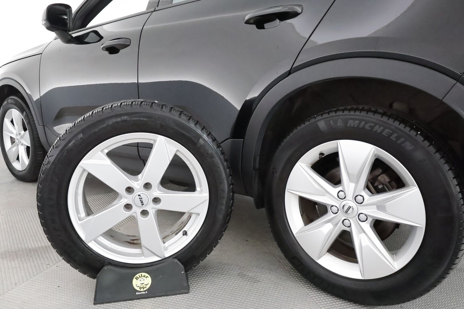 Volvo XC40 2023 B3 MHEV Business Core DCT aut ** P.kamera / Facelift / Webasto / Navi / High Performance Audio / LED** - 1.Om Suomi-auto / Kahdet renkaat aluvanteilla / Penkinlämmittimet takana / Ratinlämmitin - Osta nyt, maksa vasta ensi vuonna