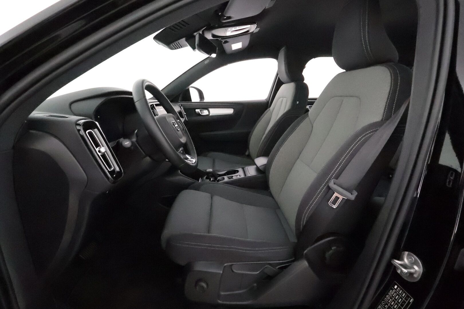 Volvo XC40 2023 B3 MHEV Business Core DCT aut ** P.kamera / Facelift / Webasto / Navi / High Performance Audio / LED** - 1.Om Suomi-auto / Kahdet renkaat aluvanteilla / Penkinlämmittimet takana / Ratinlämmitin - Osta nyt, maksa vasta ensi vuonna