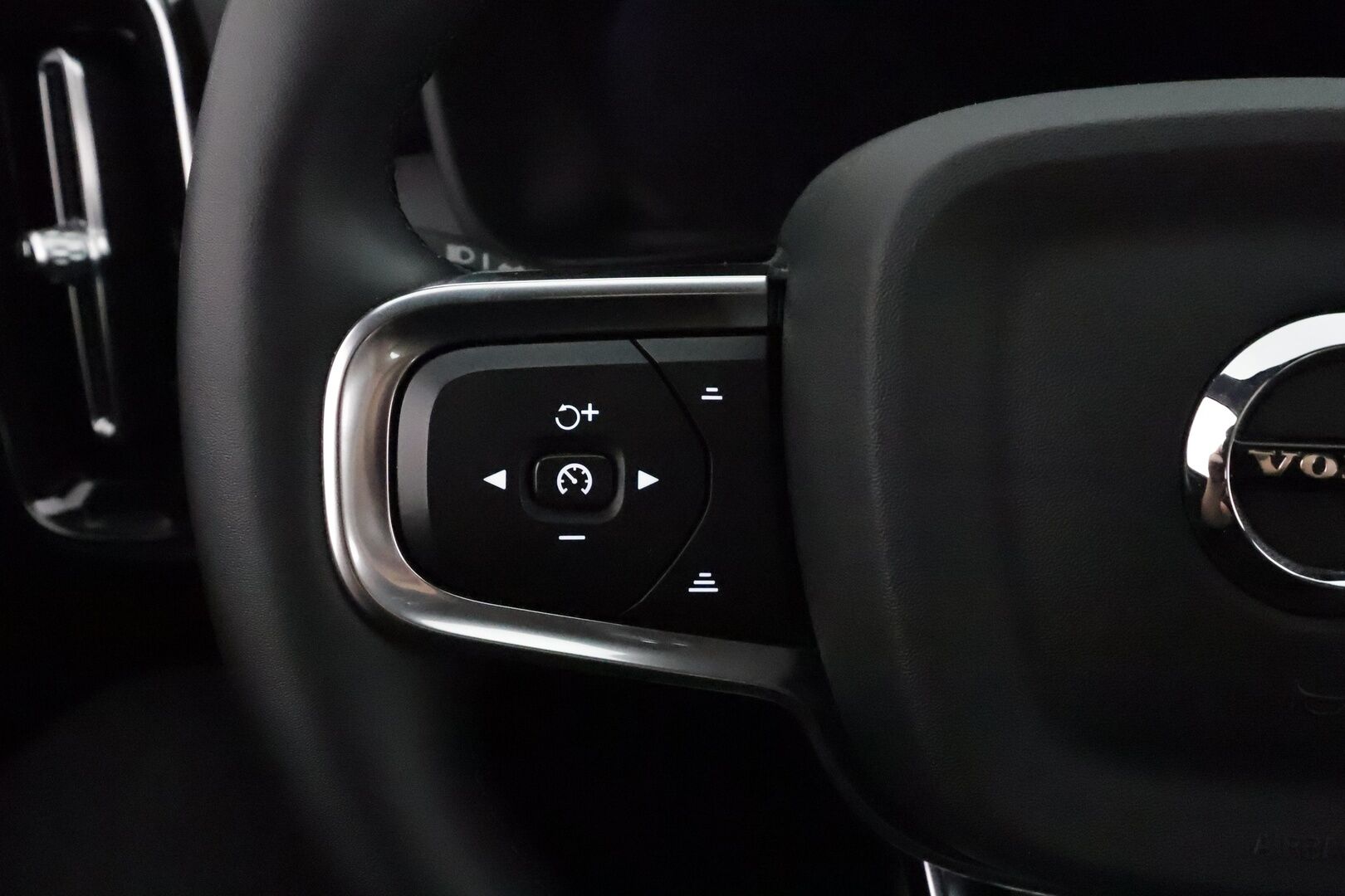 Volvo XC40 2023 B3 MHEV Business Core DCT aut ** P.kamera / Facelift / Webasto / Navi / High Performance Audio / LED** - 1.Om Suomi-auto / Kahdet renkaat aluvanteilla / Penkinlämmittimet takana / Ratinlämmitin - Osta nyt, maksa vasta ensi vuonna