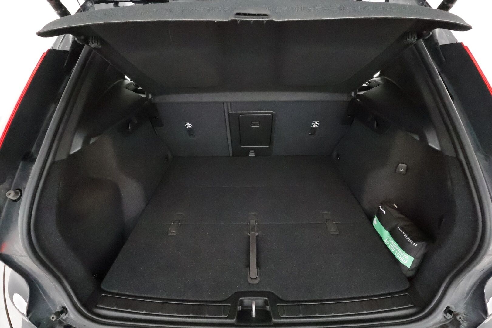 Volvo XC40 2023 B3 MHEV Business Core DCT aut **Vakkari / P.kamera / Facelift / Webasto / Navi / LED** - 3,99 % KORKOTARJOUS TÄHÄN AUTOON - 1.Om Suomi-auto / Kahdet renkaat aluvanteilla / Penkinlämmittimet takana / Ratinlämmitin / High Performance Audio