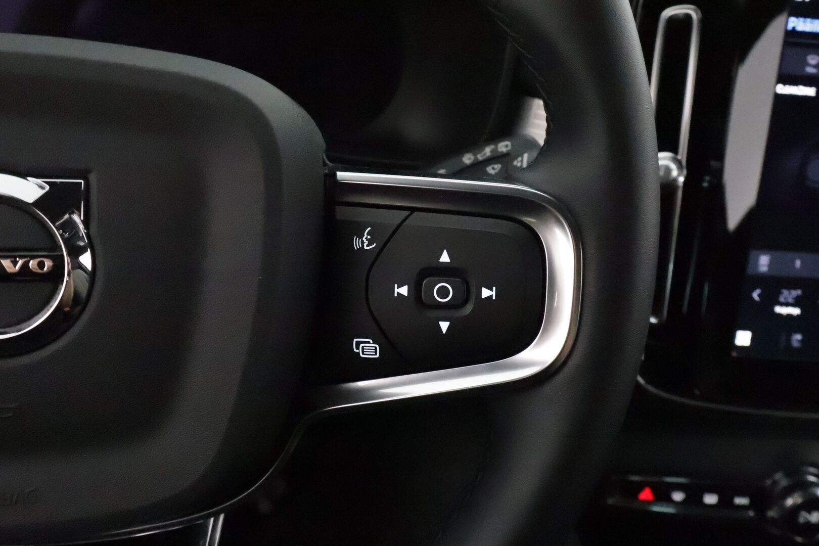Volvo XC40 2023 B3 MHEV Business Core DCT aut ** P.kamera / Facelift / Webasto / Navi / High Performance Audio / LED** - 3,99 % KORKOTARJOUS TÄHÄN AUTOON 28.9. ASTI! - 1.Om Suomi-auto / Kahdet renkaat aluvanteilla / Penkinlämmittimet takana / Ratinlämmitin 