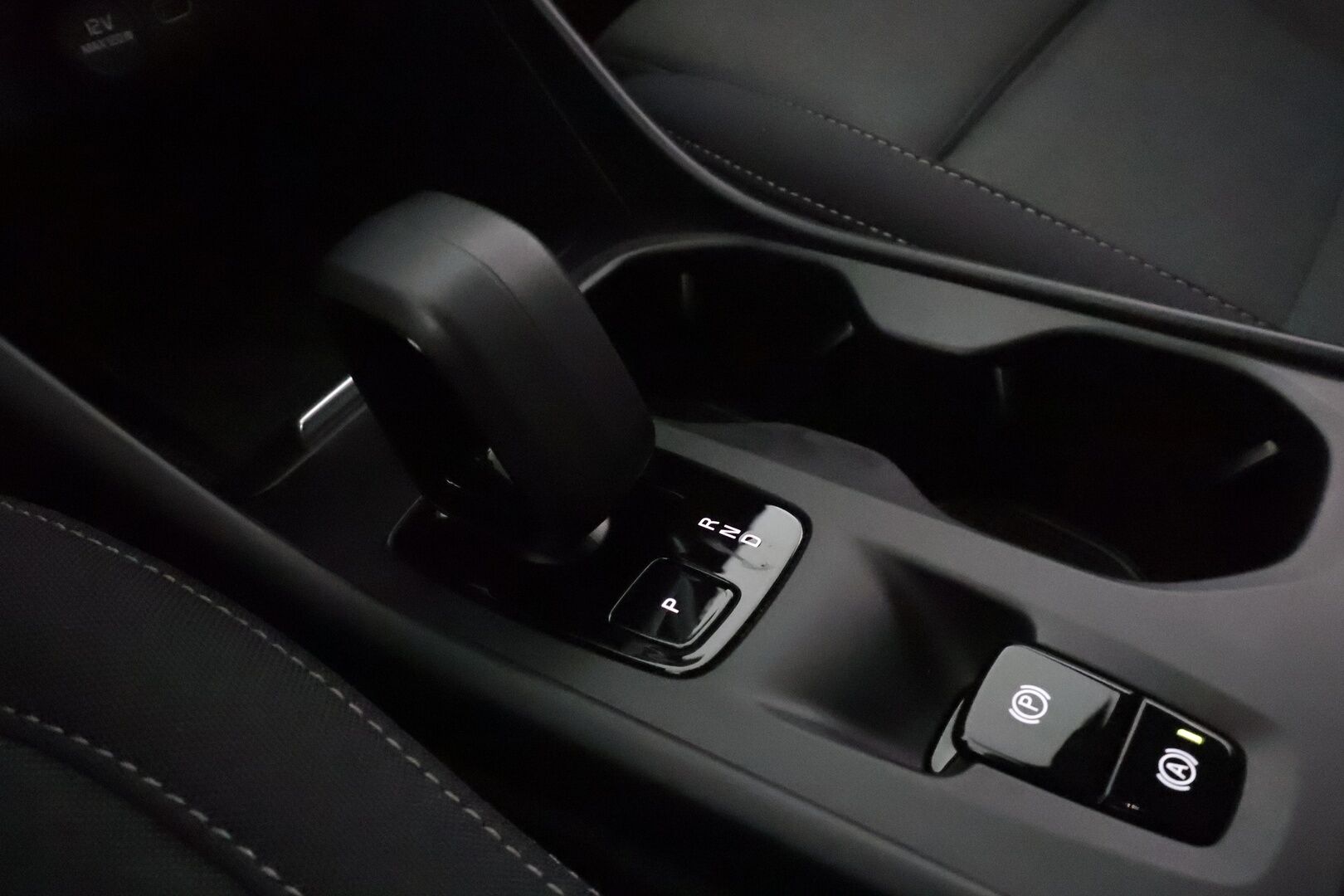 Volvo XC40 2023 B3 MHEV Business Core DCT aut ** P.kamera / Facelift / Webasto / Navi / High Performance Audio / LED** - 1.Om Suomi-auto / Kahdet renkaat aluvanteilla / Penkinlämmittimet takana / Ratinlämmitin - Osta nyt, maksa vasta ensi vuonna