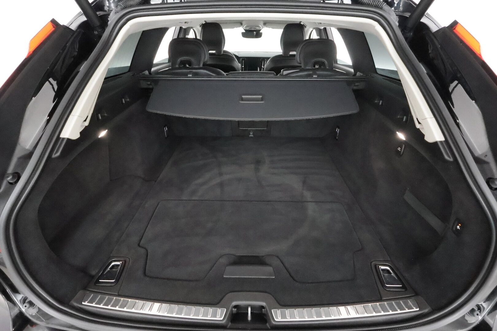 Volvo V90 2023 B4 AWD D-MHEV Business Core aut * Webasto / Koukku / ACC / Full-LED / P.kamera / Navi / Kaistavahti / Keyless * - Suomi-auto / Kahdet renkaat 