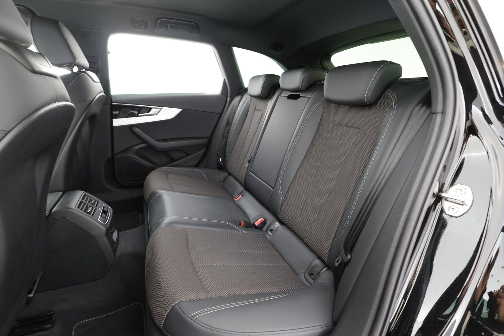 Audi A4 2022 Avant Business 40 TFSI 150 kW MHEV quattro S tronic - | ACC | Webasto | Koukku | Matrix-LED | P.tutkat | Puolinahat | 1.Om Suomi-auto | Kahdet Renkaat | Merkkihuollettu |