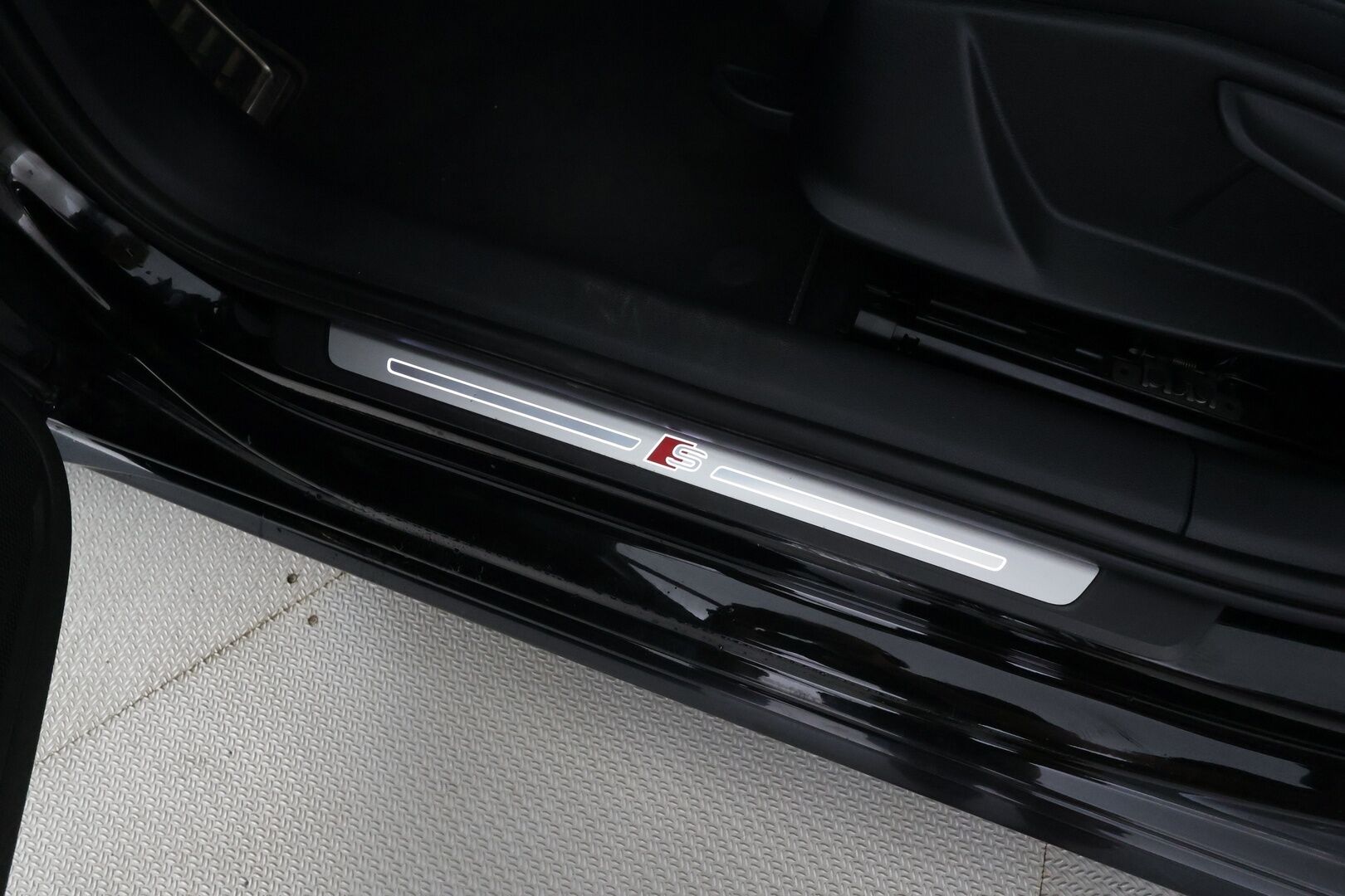 Audi A4 2022 Avant Business 40 TFSI 150 kW MHEV quattro S tronic - | ACC | Webasto | Koukku | Matrix-LED | P.tutkat | Puolinahat | 1.Om Suomi-auto | Kahdet Renkaat | Merkkihuollettu |