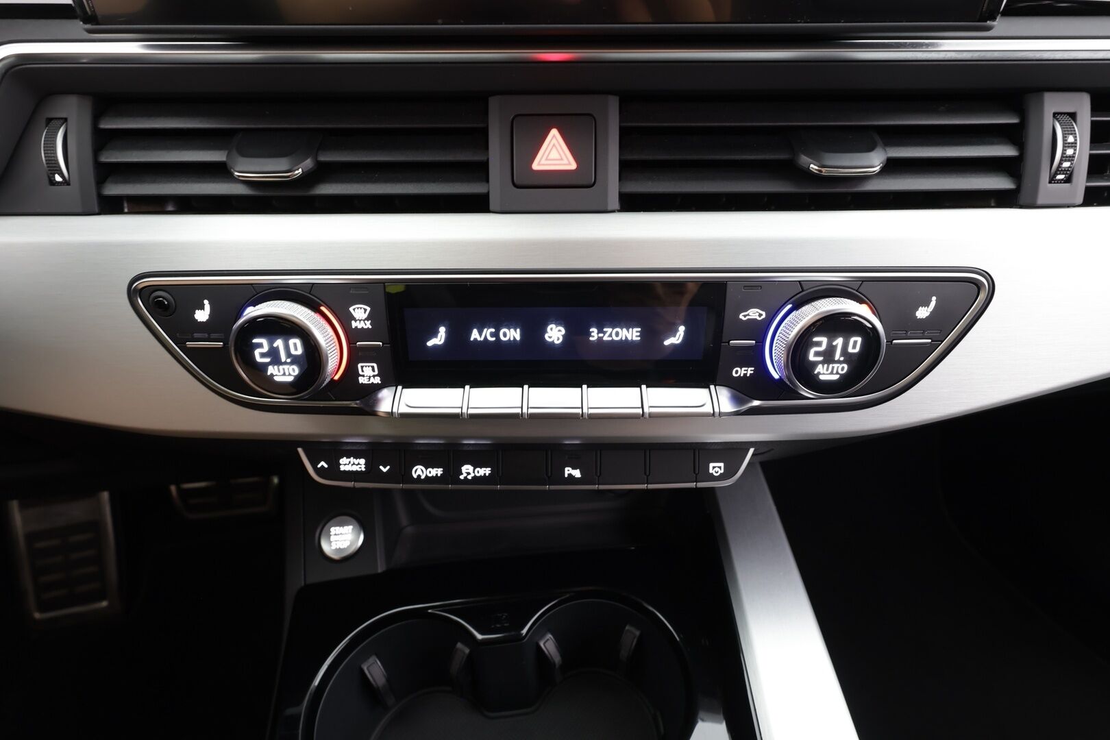 Audi A4 2022 Avant Business 40 TFSI 150 kW MHEV quattro S tronic - | ACC | Webasto | Koukku | Matrix-LED | P.tutkat | Puolinahat | 1.Om Suomi-auto | Kahdet Renkaat | Merkkihuollettu |