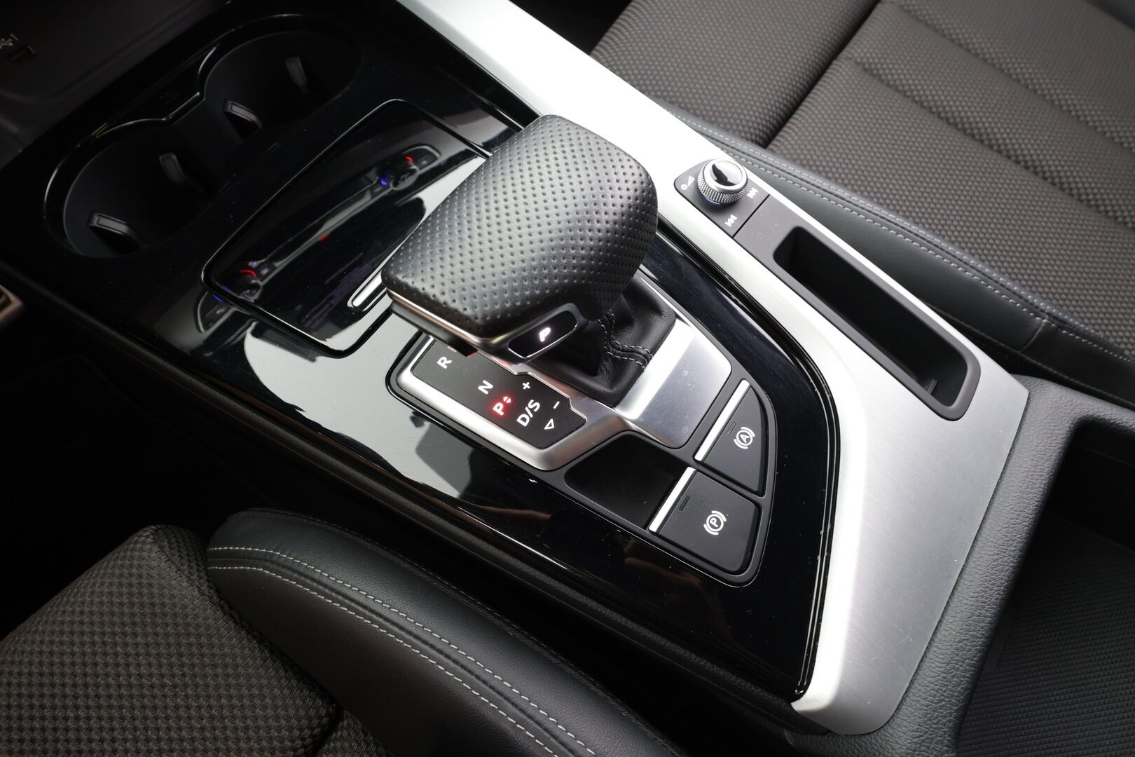 Audi A4 2022 Avant Business 40 TFSI 150 kW MHEV quattro S tronic - | ACC | Webasto | Koukku | Matrix-LED | P.tutkat | Puolinahat | 1.Om Suomi-auto | Kahdet Renkaat | Merkkihuollettu |