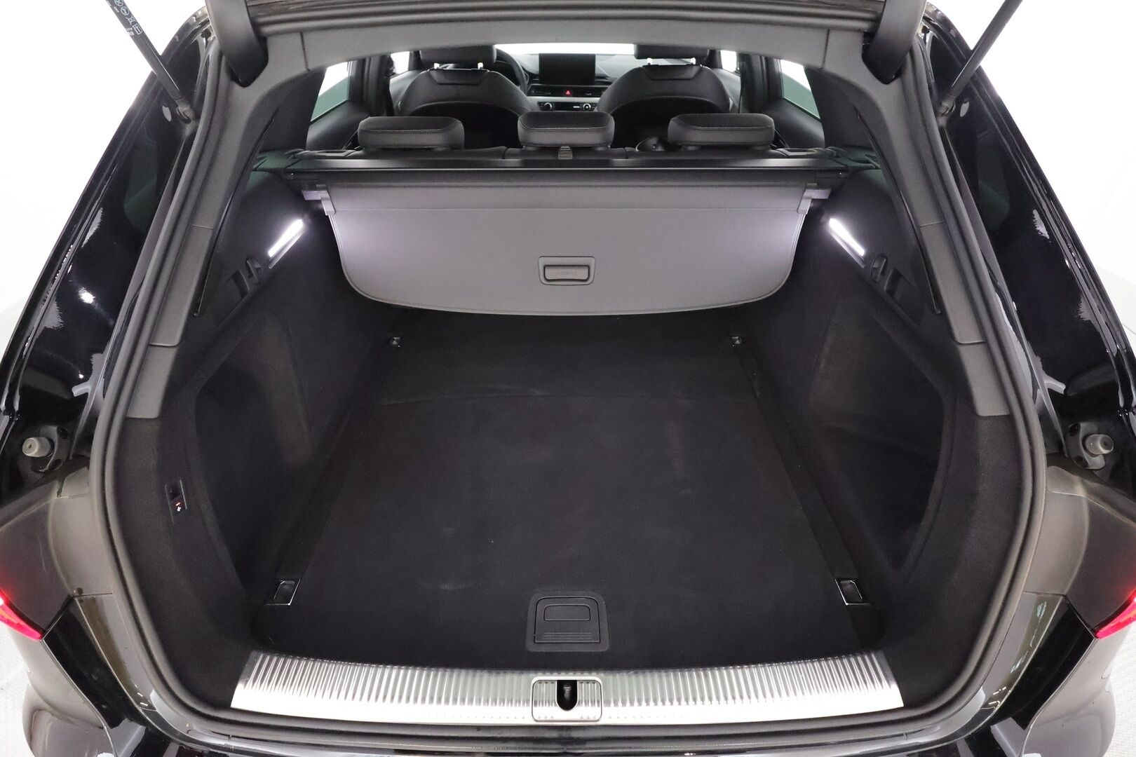 Audi A4 2022 Avant Business 40 TFSI 150 kW MHEV quattro S tronic - | ACC | Webasto | Koukku | Matrix-LED | P.tutkat | Puolinahat | 1.Om Suomi-auto | Kahdet Renkaat | Merkkihuollettu |