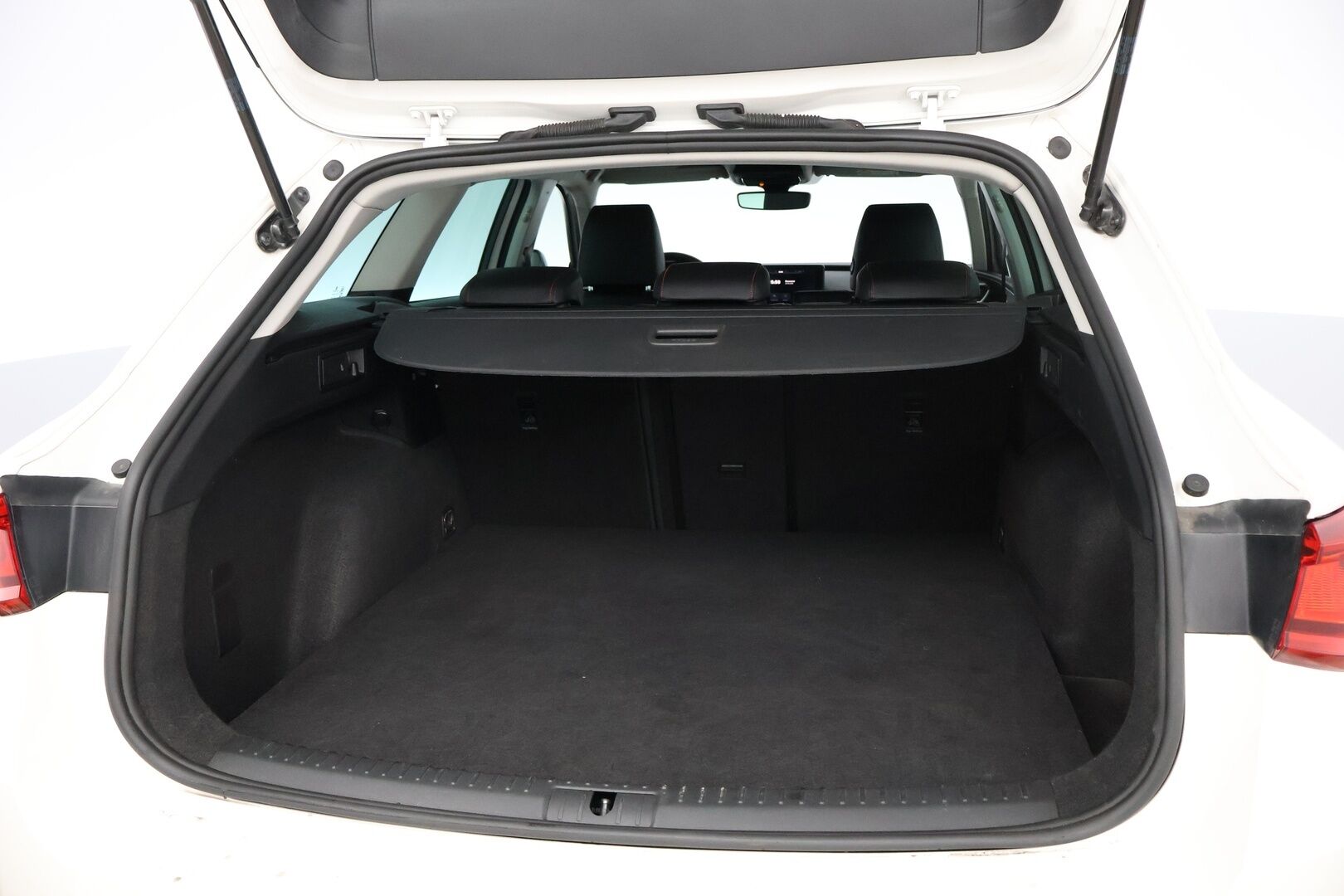 Seat Leon Sportstourer 2021 1,4 PHEV 204 eHybrid FR DSG * Adapt.Vakkari / Digimittari / Peruutuskamera / Adapt.LED / Puolinahkasisusta / Sporttipenkit - Siisti yksilö / 2x Renkaat aluvantein / Juuri tullut Tampereelle!