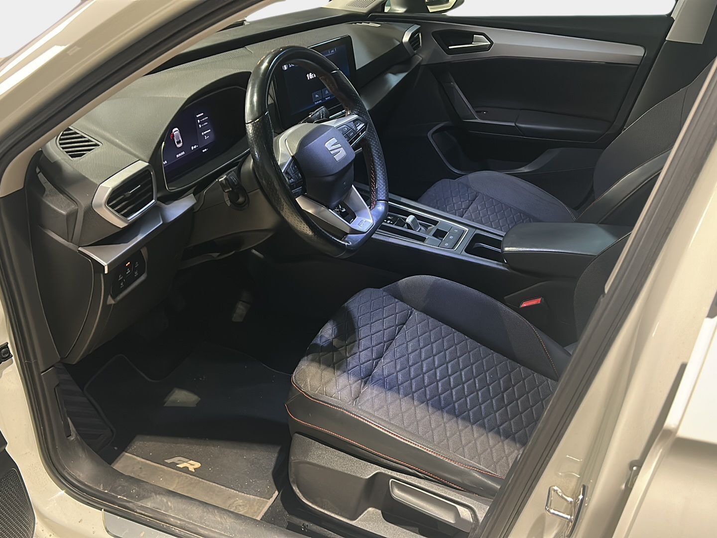 Seat Leon Sportstourer 2021 1,4 PHEV 204 eHybrid FR DSG * Adapt.Vakkari / Digimittari / Peruutuskamera / Adapt.LED / Puolinahkasisusta / Sporttipenkit - Siisti yksilö / 2x Renkaat aluvantein / Juuri tullut Tampereelle!