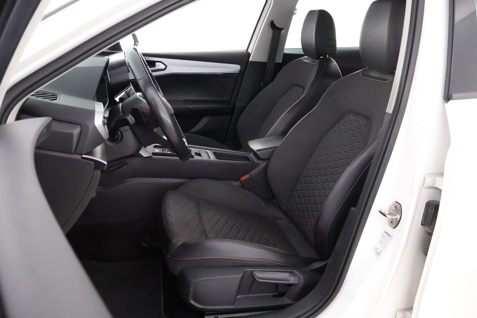 Seat Leon Sportstourer 2021 1,4 PHEV 204 eHybrid FR DSG * Adapt.Vakkari / Digimittari / Peruutuskamera / Adapt.LED / Puolinahkasisusta / Sporttipenkit - Siisti yksilö / 2x Renkaat aluvantein / Juuri tullut Tampereelle!