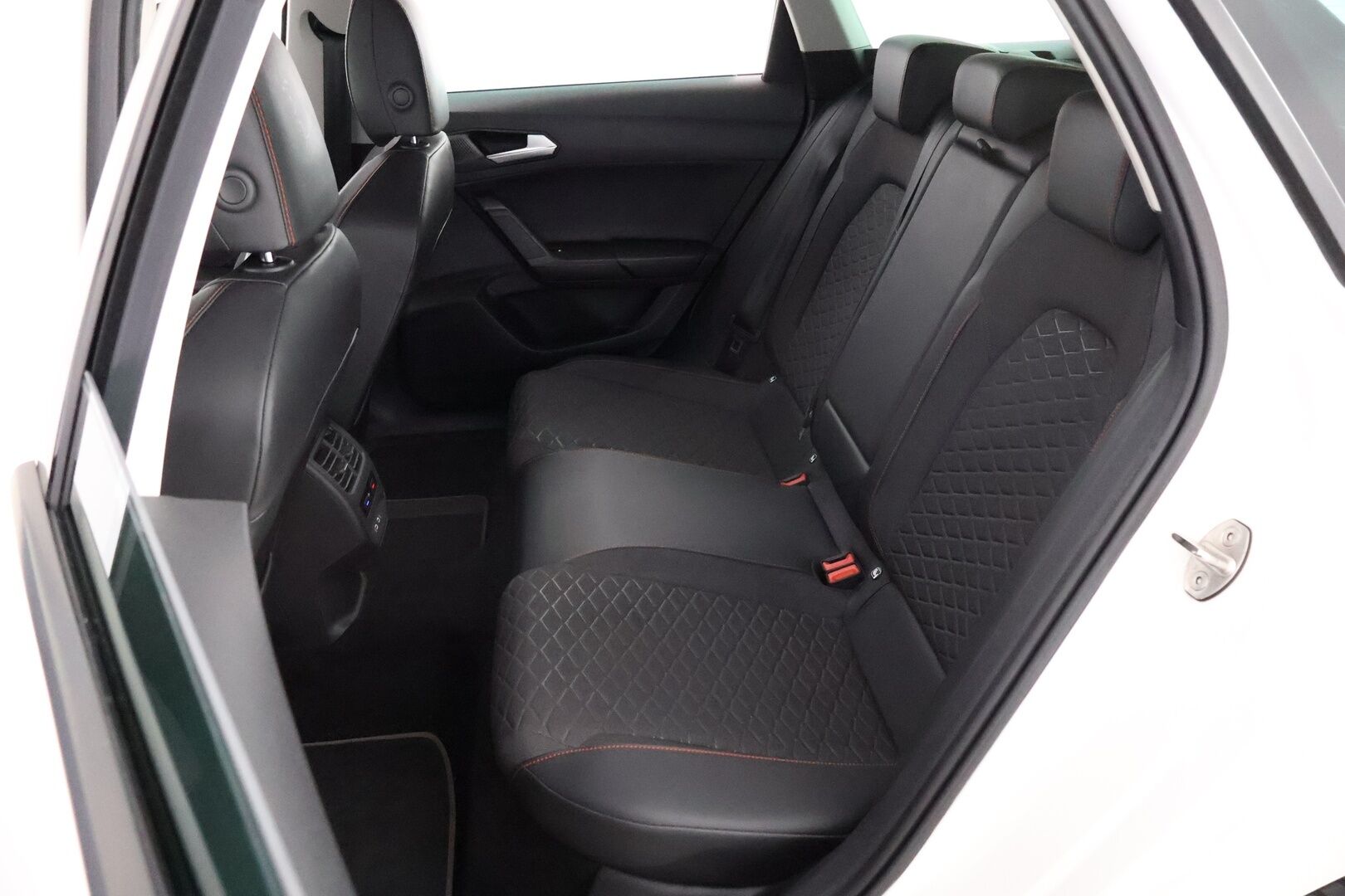 Seat Leon Sportstourer 2021 1,4 PHEV 204 eHybrid FR DSG * Adapt.Vakkari / Digimittari / Peruutuskamera / Adapt.LED / Puolinahkasisusta / Sporttipenkit - Siisti yksilö / 2x Renkaat aluvantein / Juuri tullut Tampereelle!