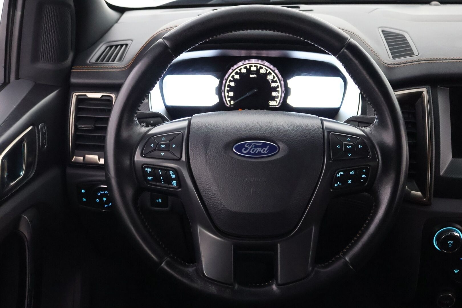 Ford Ranger 2017 Double Cab 3,2TDCi 200 hv A6 4x4 Wildtrak - ALV / Webasto / Adapt.Vakkari / Peruutuskamera / Vetokoukku / Lämmitettävä Tuulilasi / Kahdet renkaat aluvantein!
