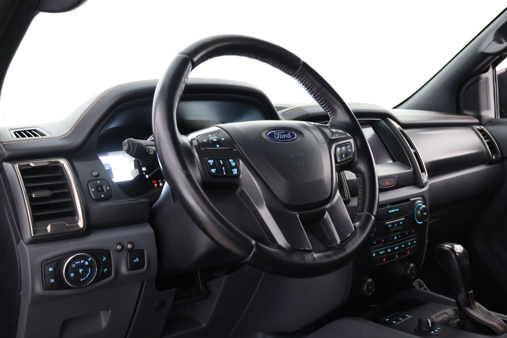 Ford Ranger 2017 Double Cab 3,2TDCi 200 hv A6 4x4 Wildtrak - ALV / Webasto / Adapt.Vakkari / Peruutuskamera / Vetokoukku / Lämmitettävä Tuulilasi / Kahdet renkaat aluvantein!