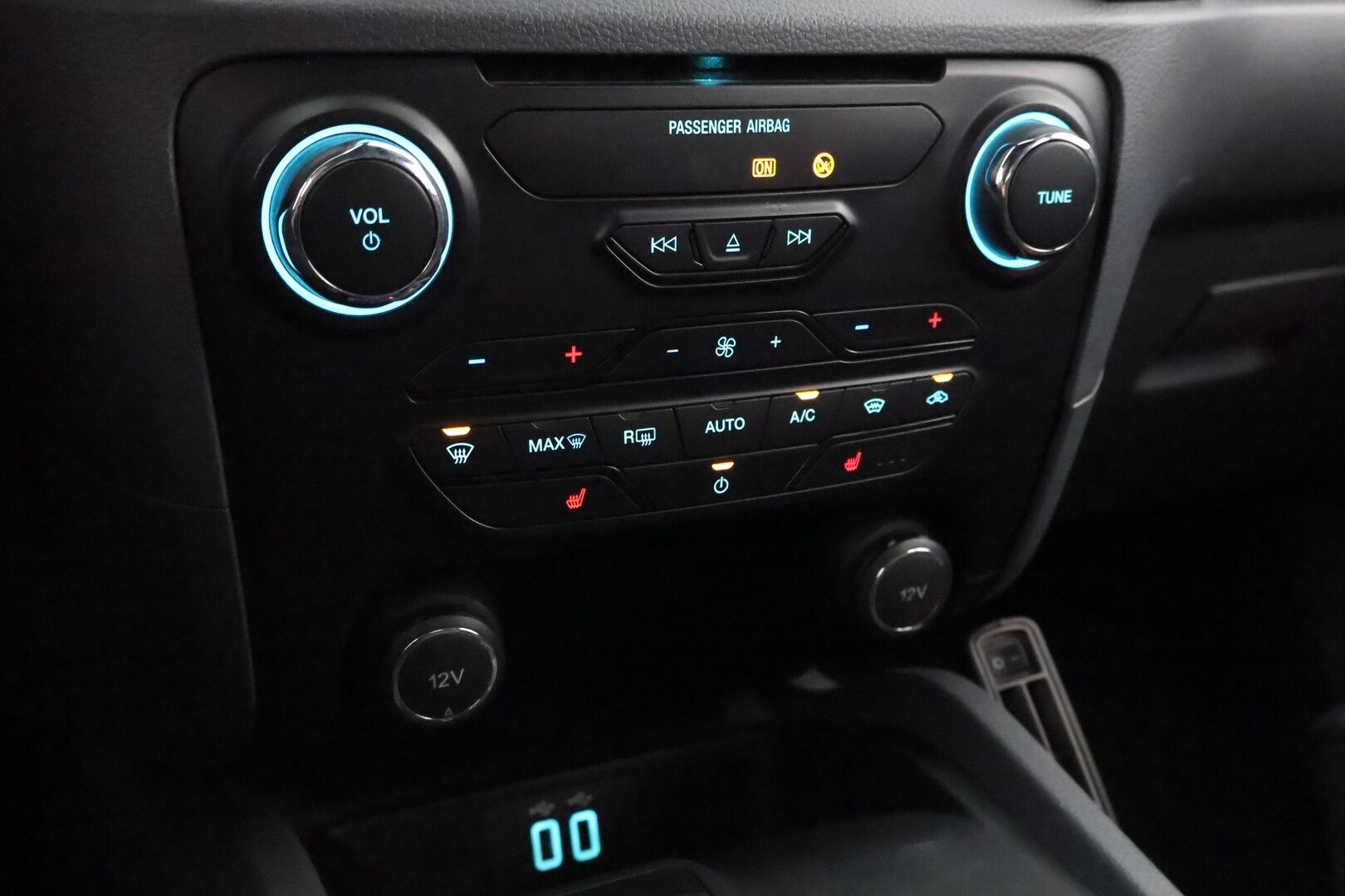 Ford Ranger 2017 Double Cab 3,2TDCi 200 hv A6 4x4 Wildtrak - ALV / Webasto / Adapt.Vakkari / Peruutuskamera / Vetokoukku / Lämmitettävä Tuulilasi / Kahdet renkaat aluvantein!