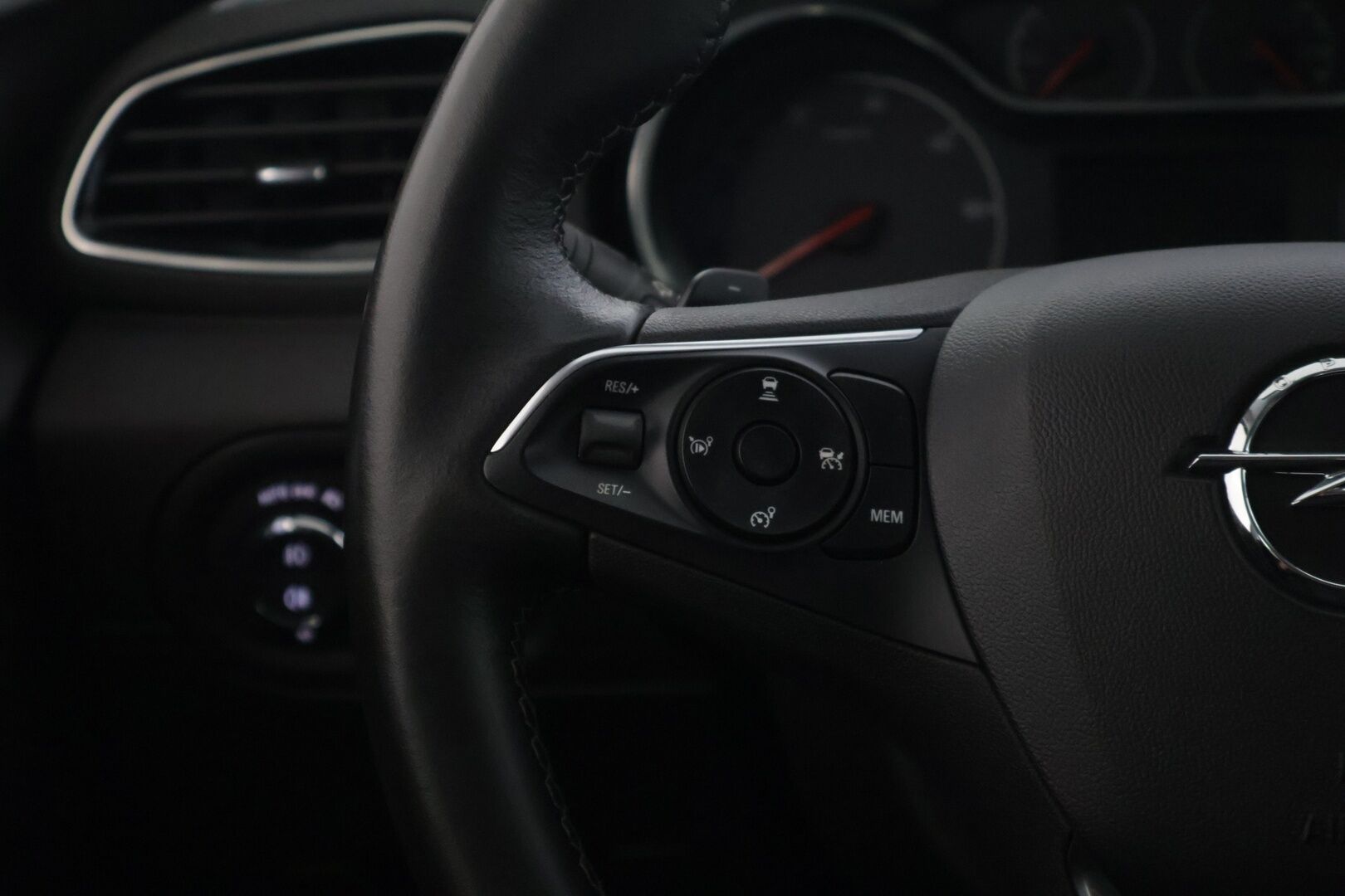 Opel Grandland 2020 X Hybrid4 1.6 Turbo 300 AT8 AWD (PHEV) - | Adap.vakkari | Nahkapenkit | Kuskin penkki muistilla | Kamera | Penkkien lämmitys ja viilennys | LED-valot | Kaistavahti | Sähkäkontti |