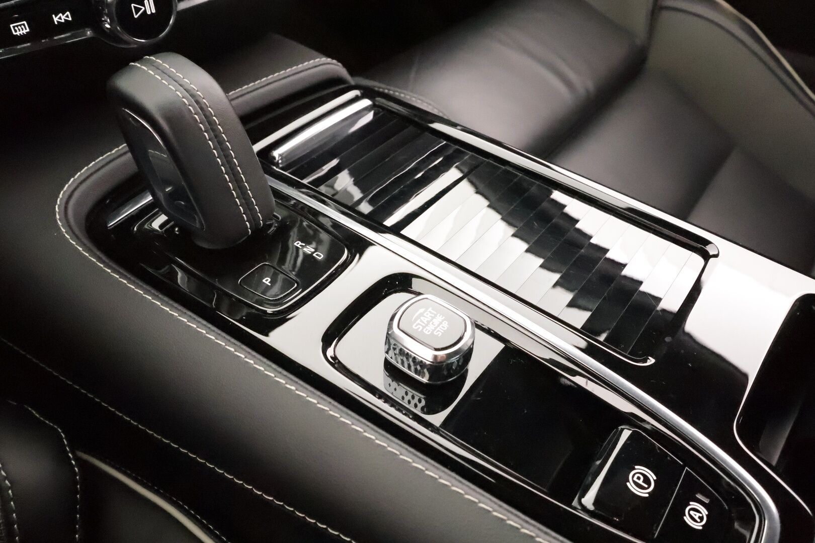 Volvo S60 2022 T8 AWD Long Range High Performance R-Design Edition aut * ACC / P.kamera / LED / Navi / Muistipenkki / KeylessGo * - 1.Om Suomi-auto / Kahdet renkaat aluvanteilla / Akku kuntotarkastettu SOH 98,5%