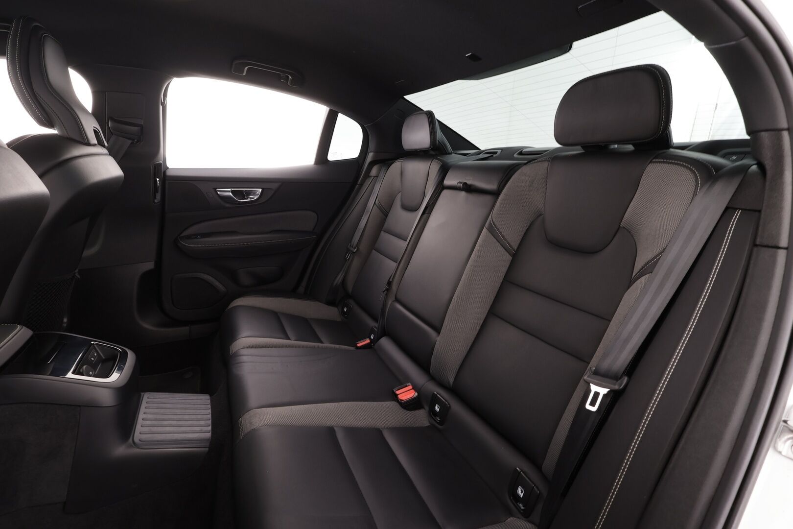 Volvo S60 2022 T8 AWD Long Range High Performance R-Design Edition aut * ACC / P.kamera / LED / Navi / Muistipenkki / KeylessGo * - 1.Om Suomi-auto / Kahdet renkaat aluvanteilla / Akku kuntotarkastettu SOH 98,5%